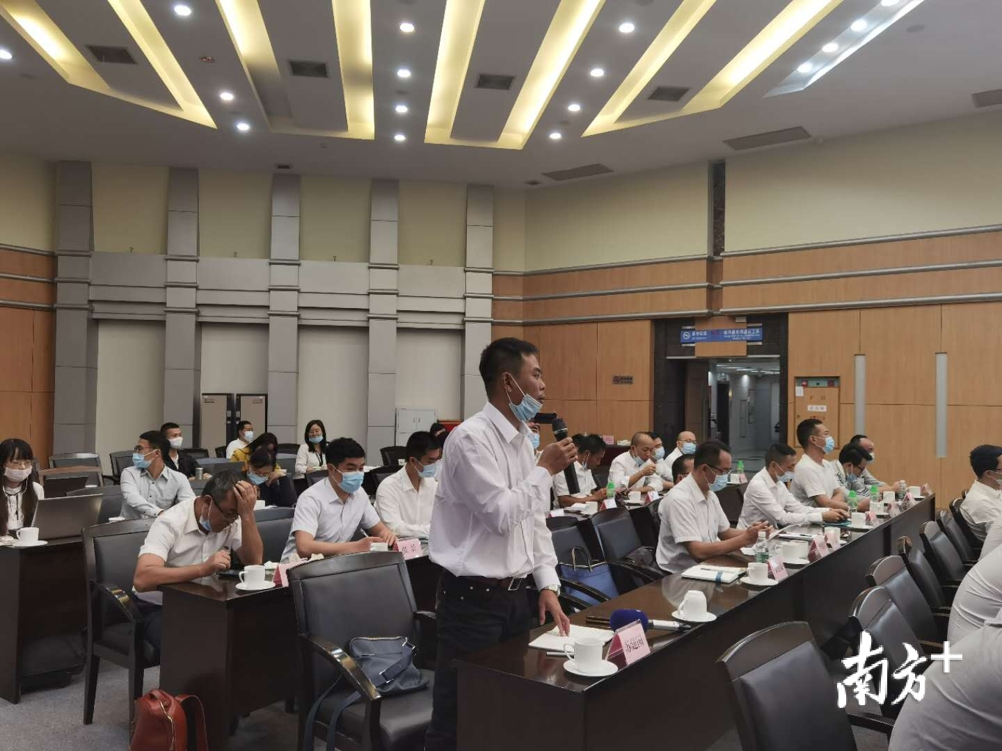 村改干部在座谈会上抢麦发言,各抒己见。蒋晓敏 摄 村改干部在座谈会上抢麦发言,各抒己见。蒋晓敏 摄
