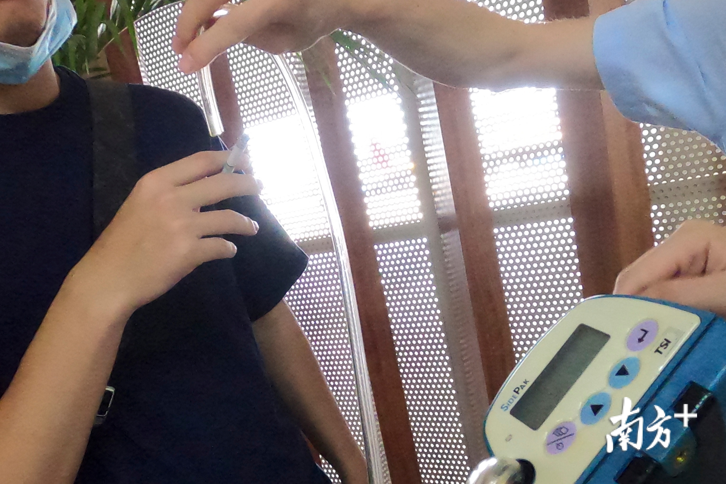 深圳机场豪华吸烟区。