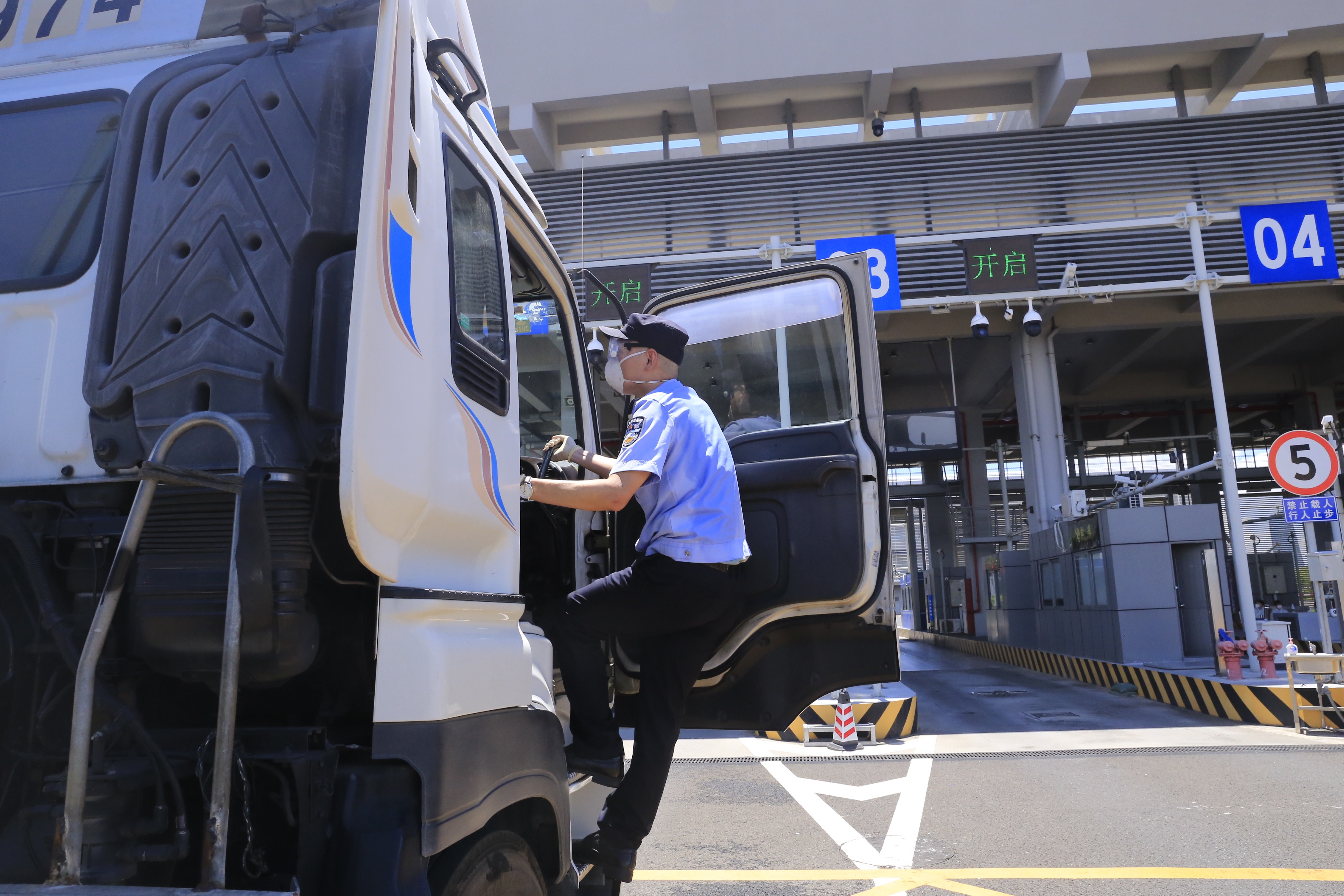 边检民警查验出入境货车.