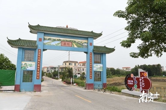 走在仁厚村,处处可见的党建元素让这里充满活力。杨兴乐摄