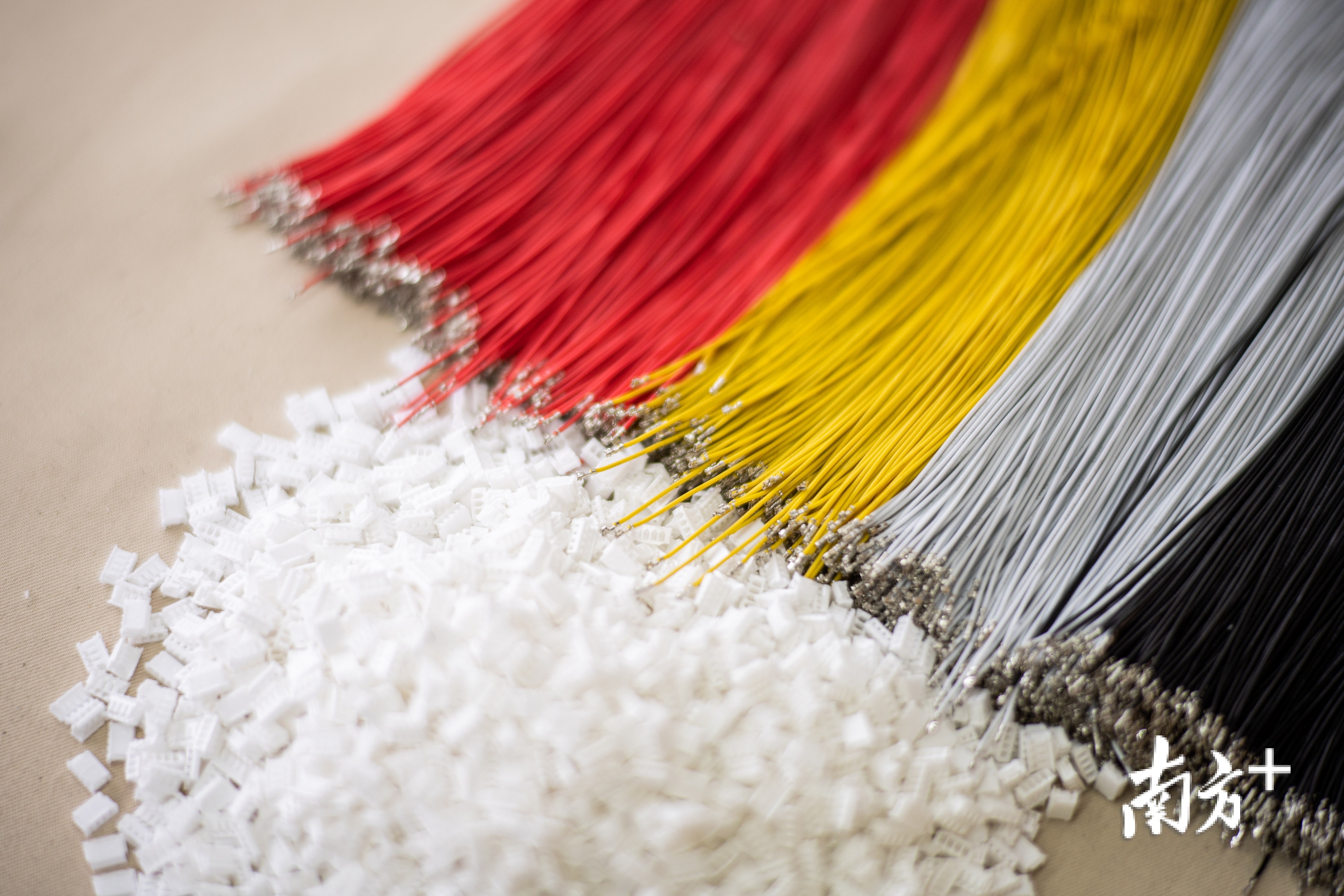 立时技术有限公司员工在生产数据线。