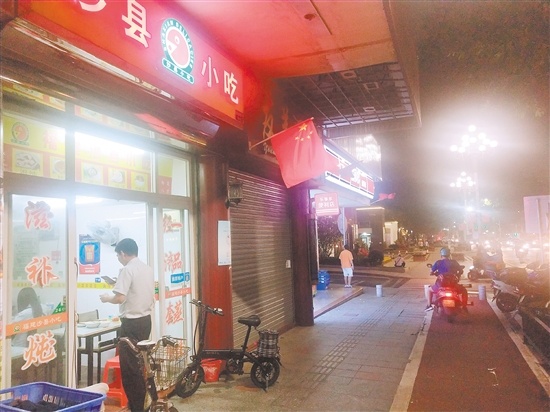 夫妻俩经营沙县小吃店供孩子上了大学。