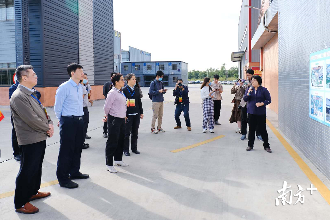 视察组前往乐平镇进行项目视察。三水区档案局 李东 摄