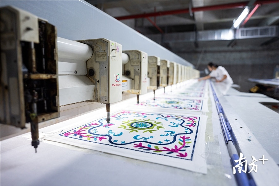 宝涛服装有限公司的扶贫车间建在一座地下车库。车间生产的泰拳拳击服、儿童“福”字红袍等衣物,将作为旅游产品出口东南亚 宝涛服装有限公司的扶贫车间建在一座地下车库。车间生产的泰拳拳击服、儿童“福”字红袍等衣物,将作为旅游产品出口东南亚