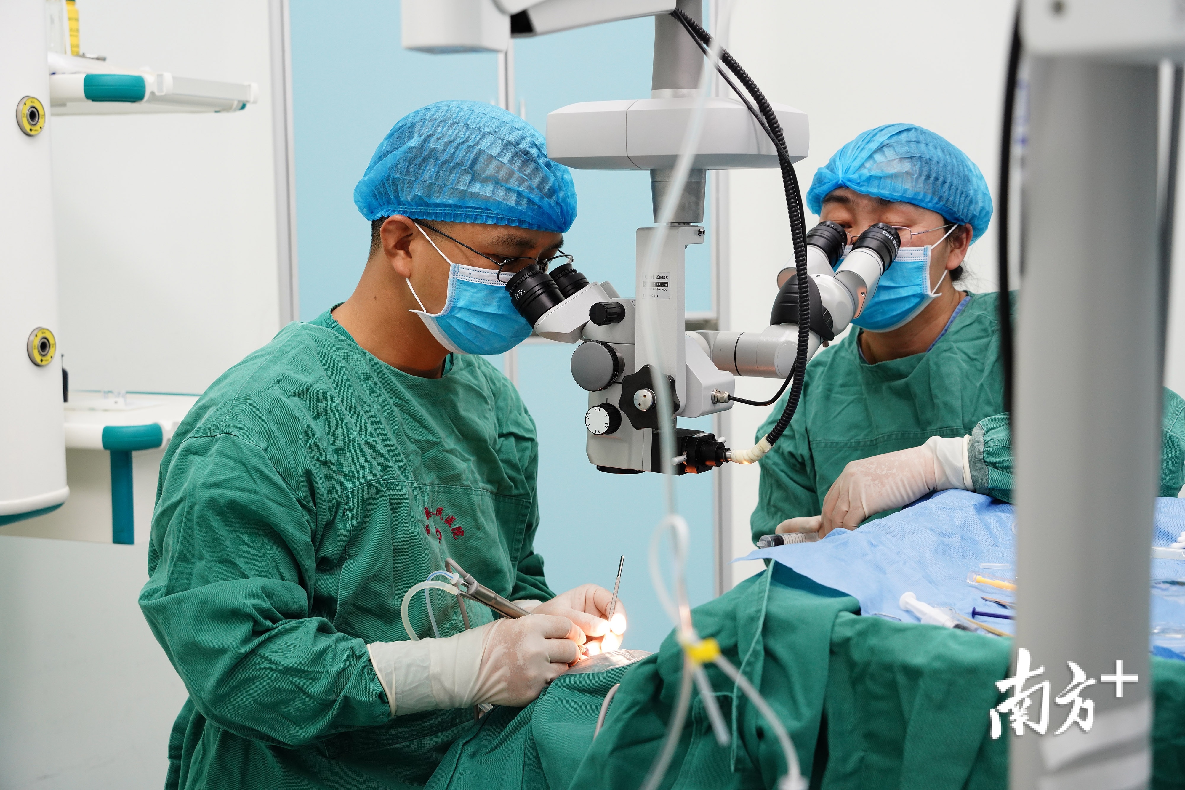 东莞光明眼科医院派驻到当地的医生刘祥开与当地医生一起做手术 