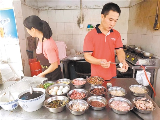 小店不少都是夫妻共同经营。