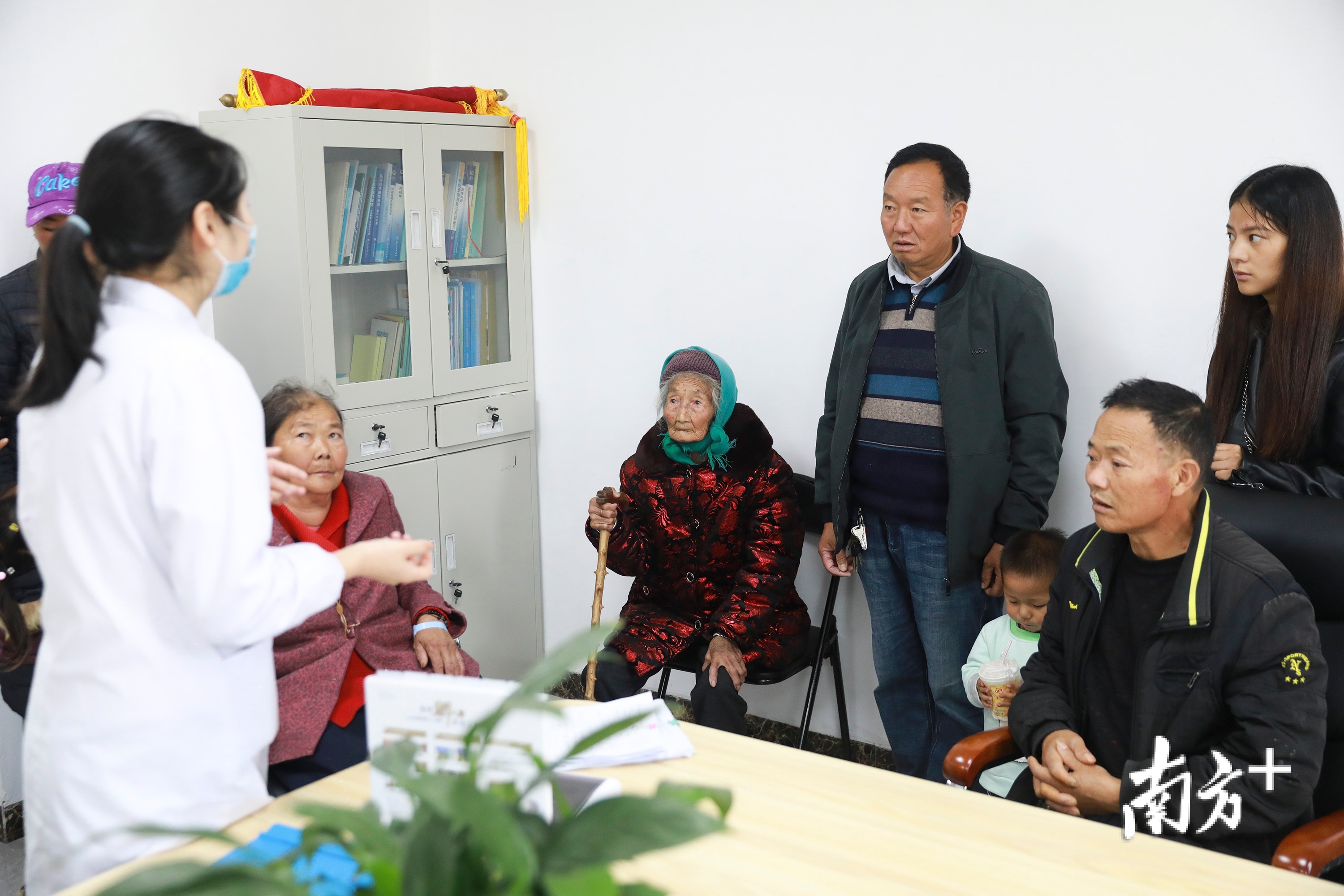 从东莞培训回来的鲁甸医生给当地患者做术前说明。 从东莞培训回来的鲁甸医生给当地患者做术前说明。