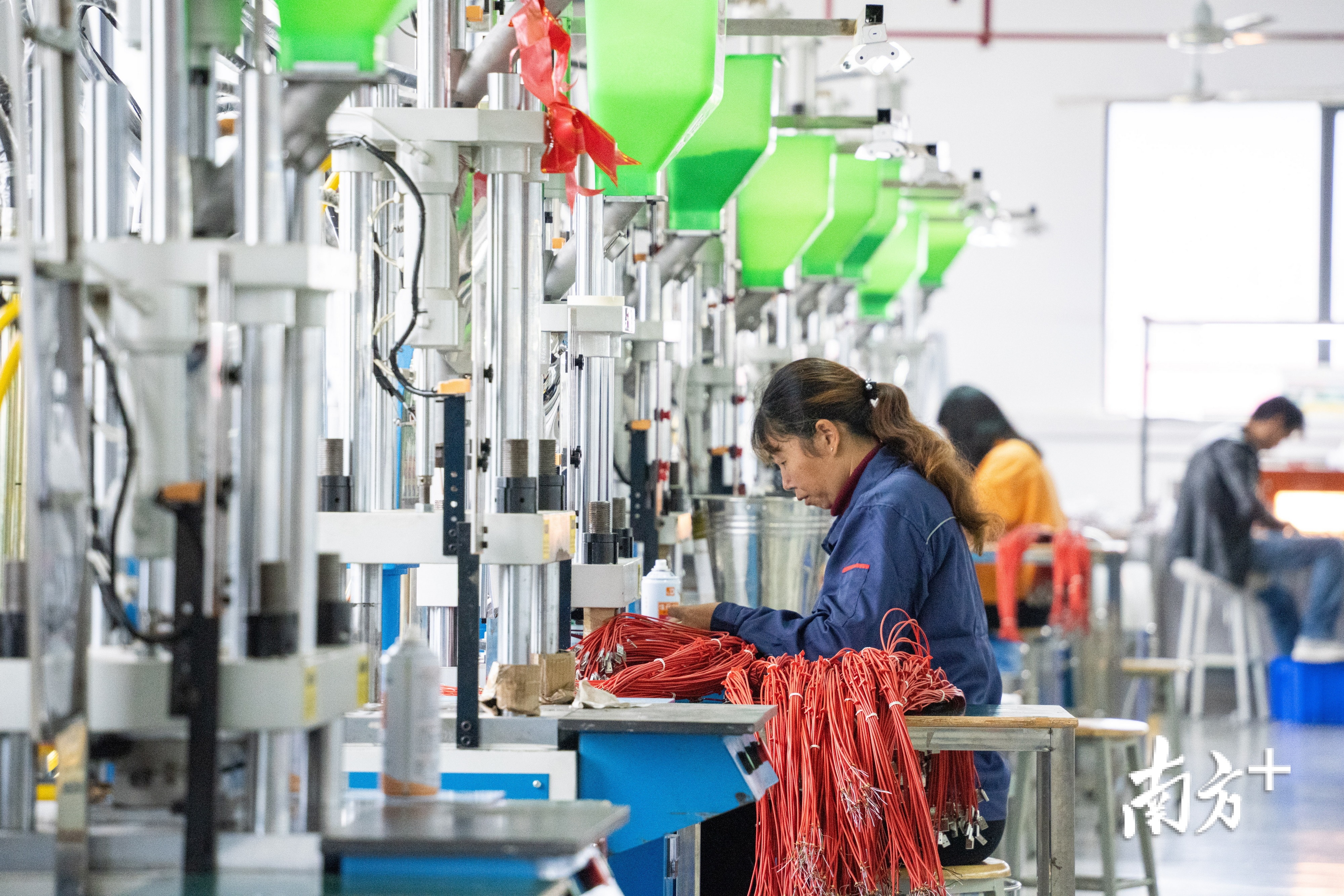 立时技术有限公司员工在生产数据线 。