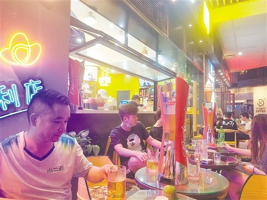 小二街吸引了很多周边市民前来消费。