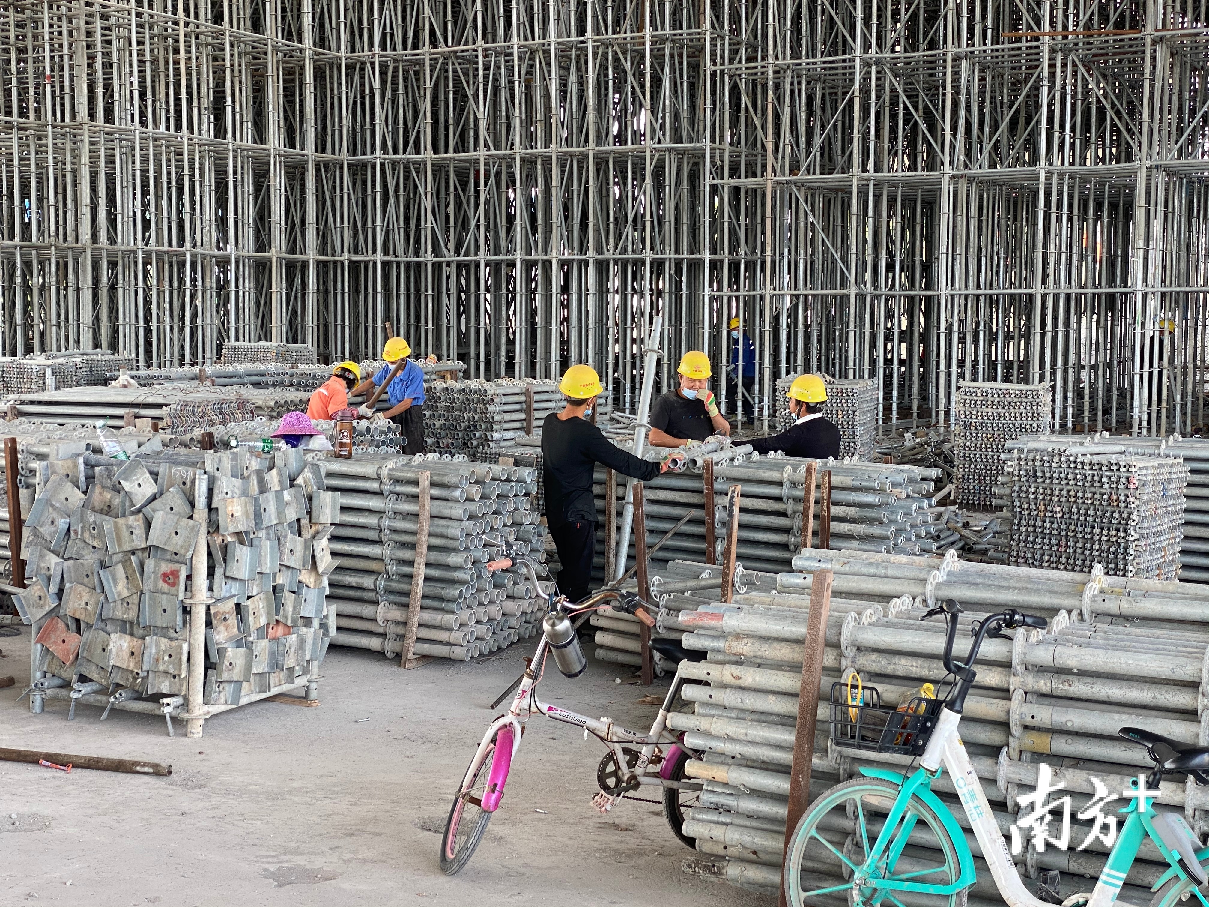 工人正在番海大桥桥底搭建承载架。