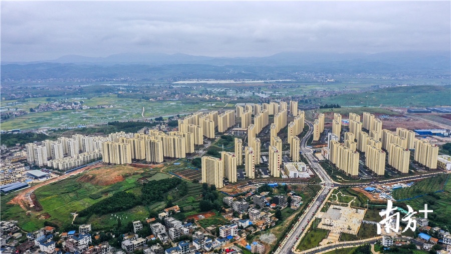 昭通卯家湾集中安置点66栋高楼林立，道路宽广整洁，教育医疗设施齐全。