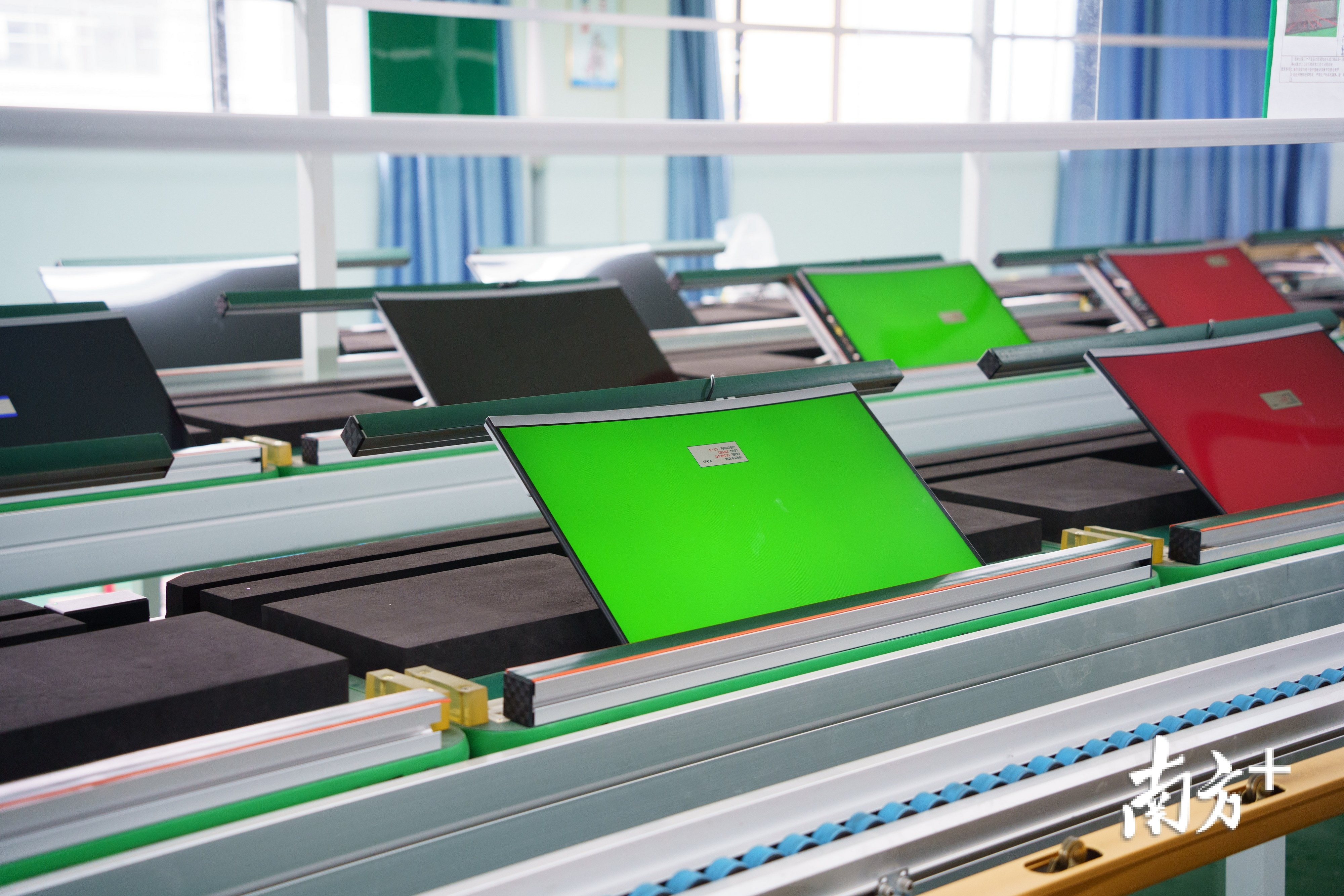 立勤液晶显示技术有限公司员工在生产显示屏.