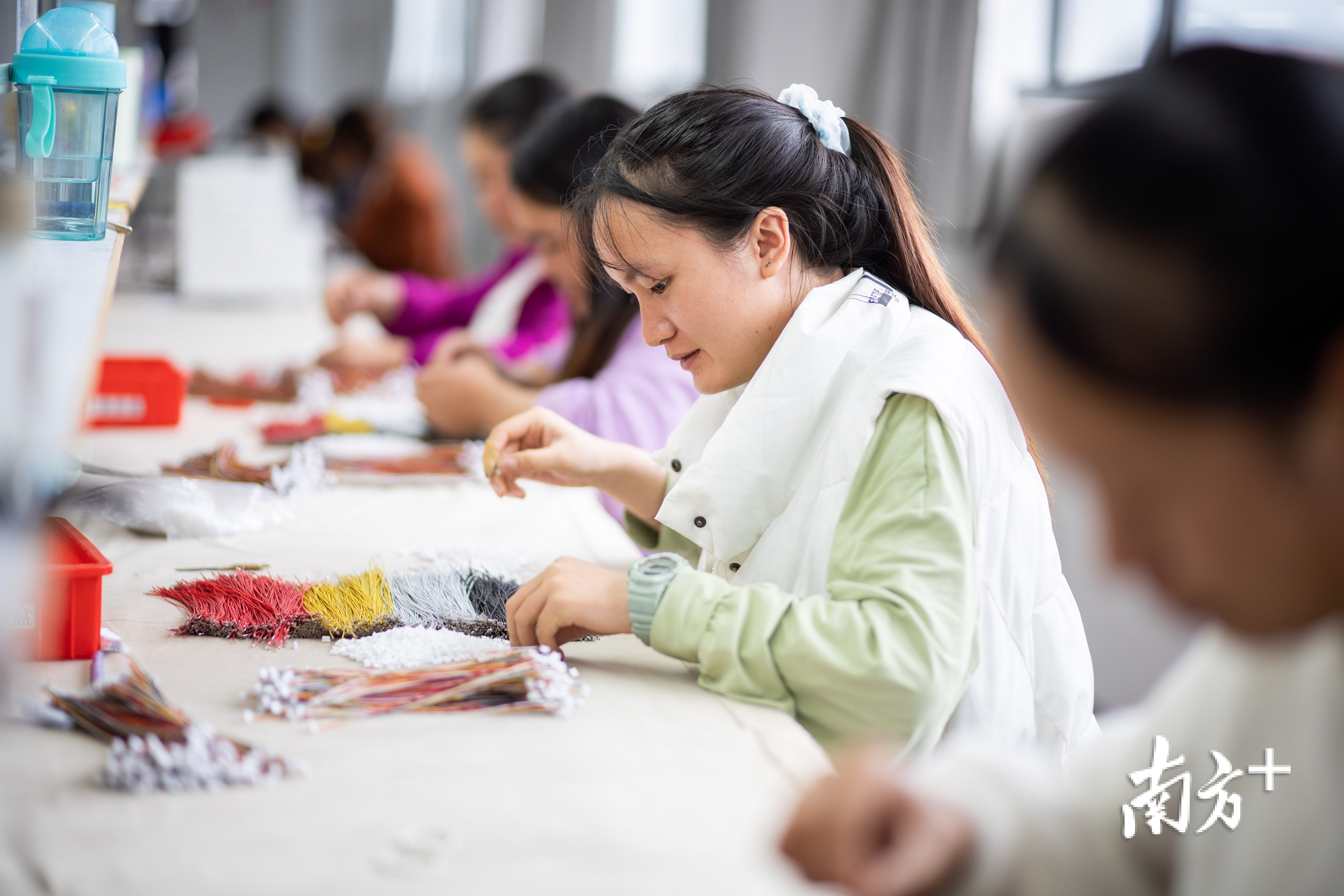 立时技术有限公司员工在生产数据线。