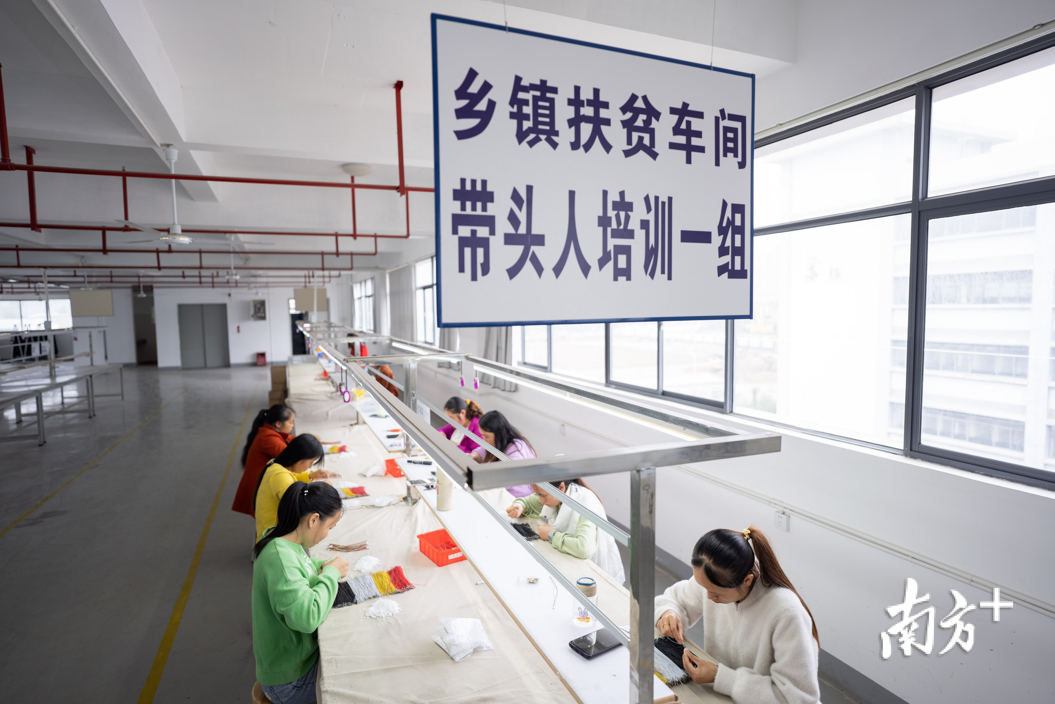 时瑞电源科技发展有限公司员工在生产电池。