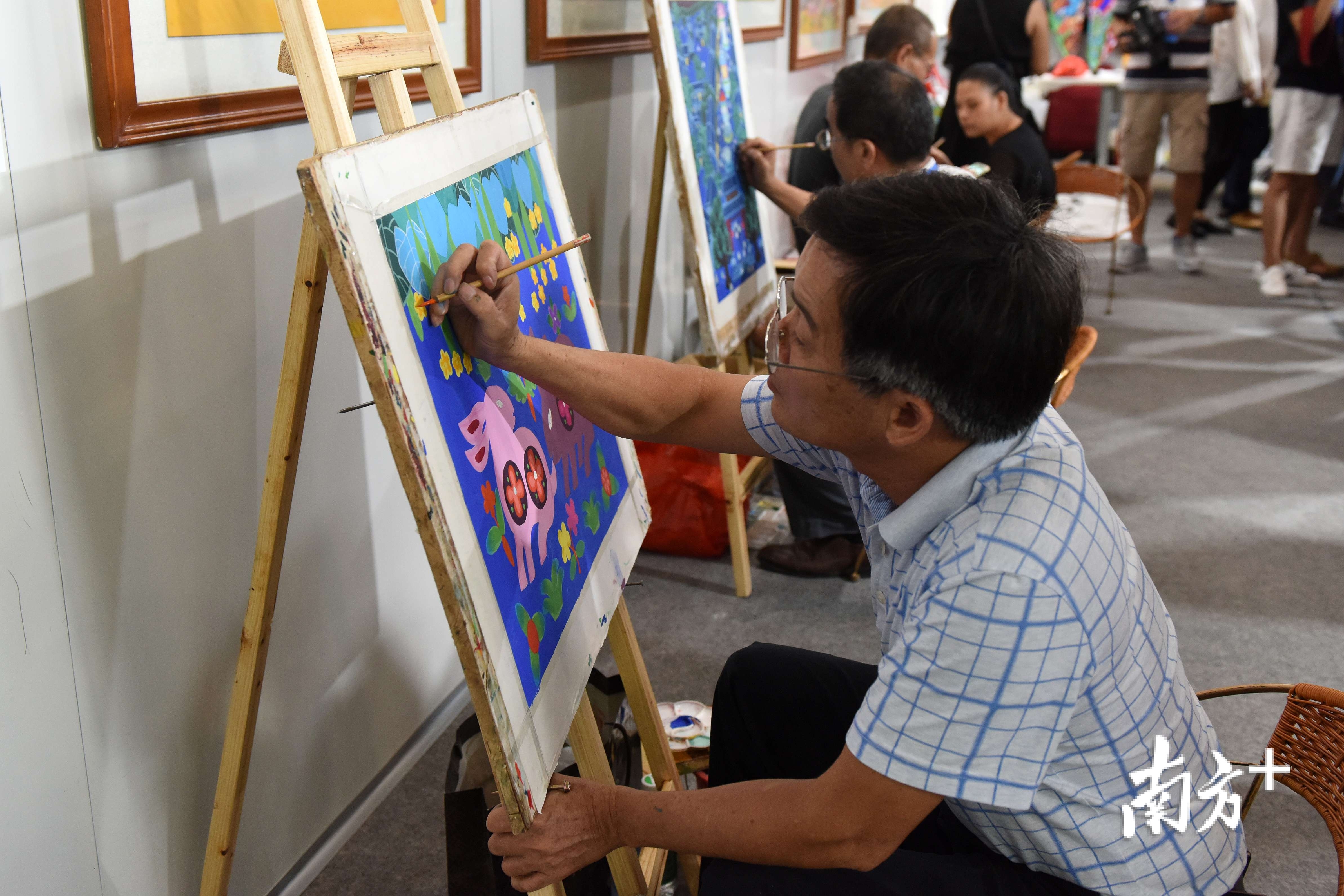 近年来，学习龙门农民画的人越来越多。南方日报记者 梁维春 摄