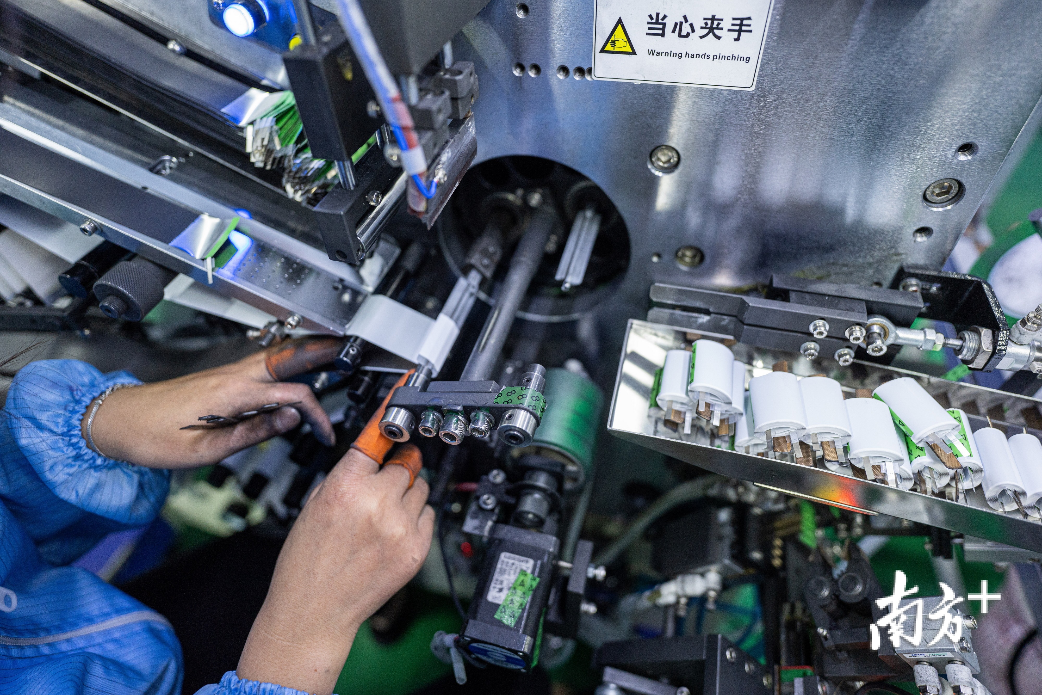 时瑞电源科技发展有限公司员工在生产电池。