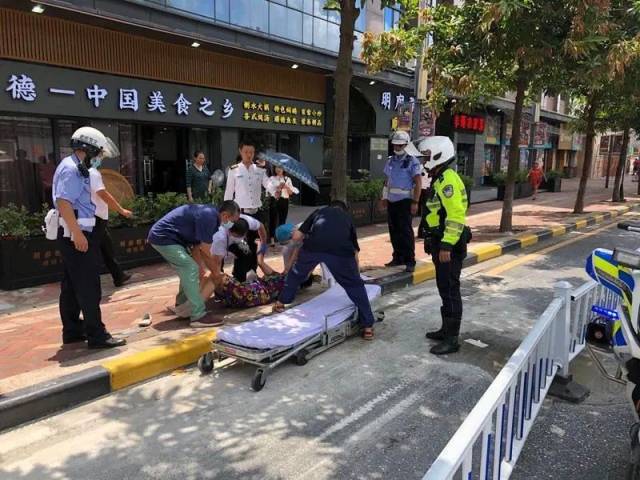 番禺|暖！老人晕倒在地情况危急，番禺交警铁骑开道7分钟护送到院