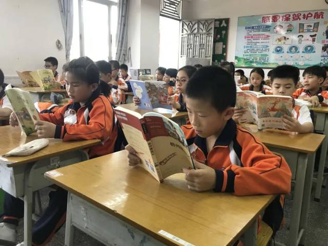 阅读|[百年中心 自强共建] 午间阅读好时光