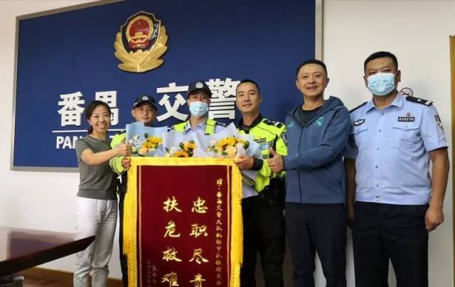 番禺|暖！老人晕倒在地情况危急，番禺交警铁骑开道7分钟护送到院