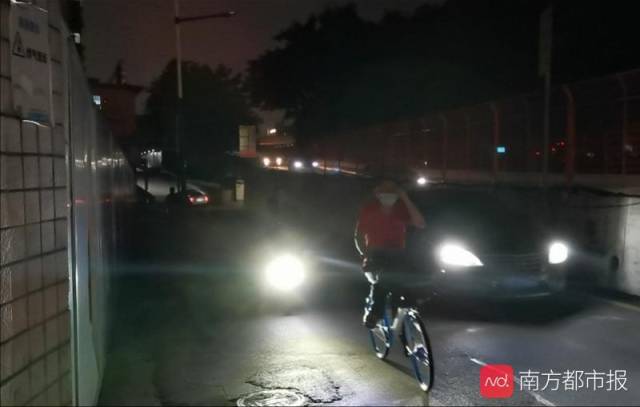 路灯|广州一高架桥下路灯不亮，市民摸黑通行心惊惊！经抢修已恢复