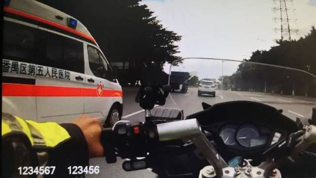 番禺|暖！老人晕倒在地情况危急，番禺交警铁骑开道7分钟护送到院