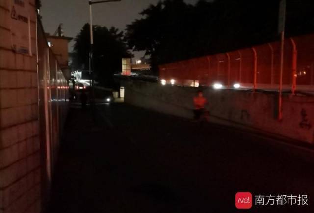 路灯|广州一高架桥下路灯不亮，市民摸黑通行心惊惊！经抢修已恢复