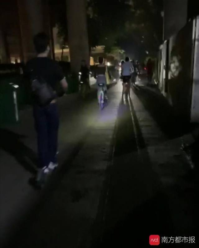 路灯|广州一高架桥下路灯不亮，市民摸黑通行心惊惊！经抢修已恢复