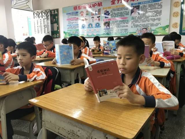 阅读|[百年中心 自强共建] 午间阅读好时光