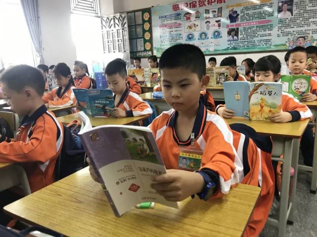 阅读|[百年中心 自强共建] 午间阅读好时光