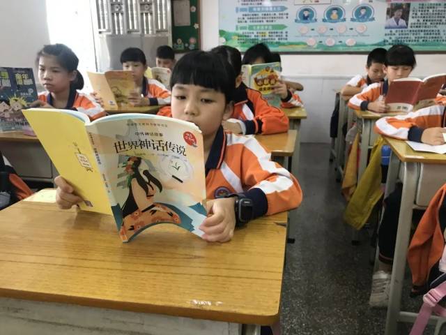 阅读|[百年中心 自强共建] 午间阅读好时光