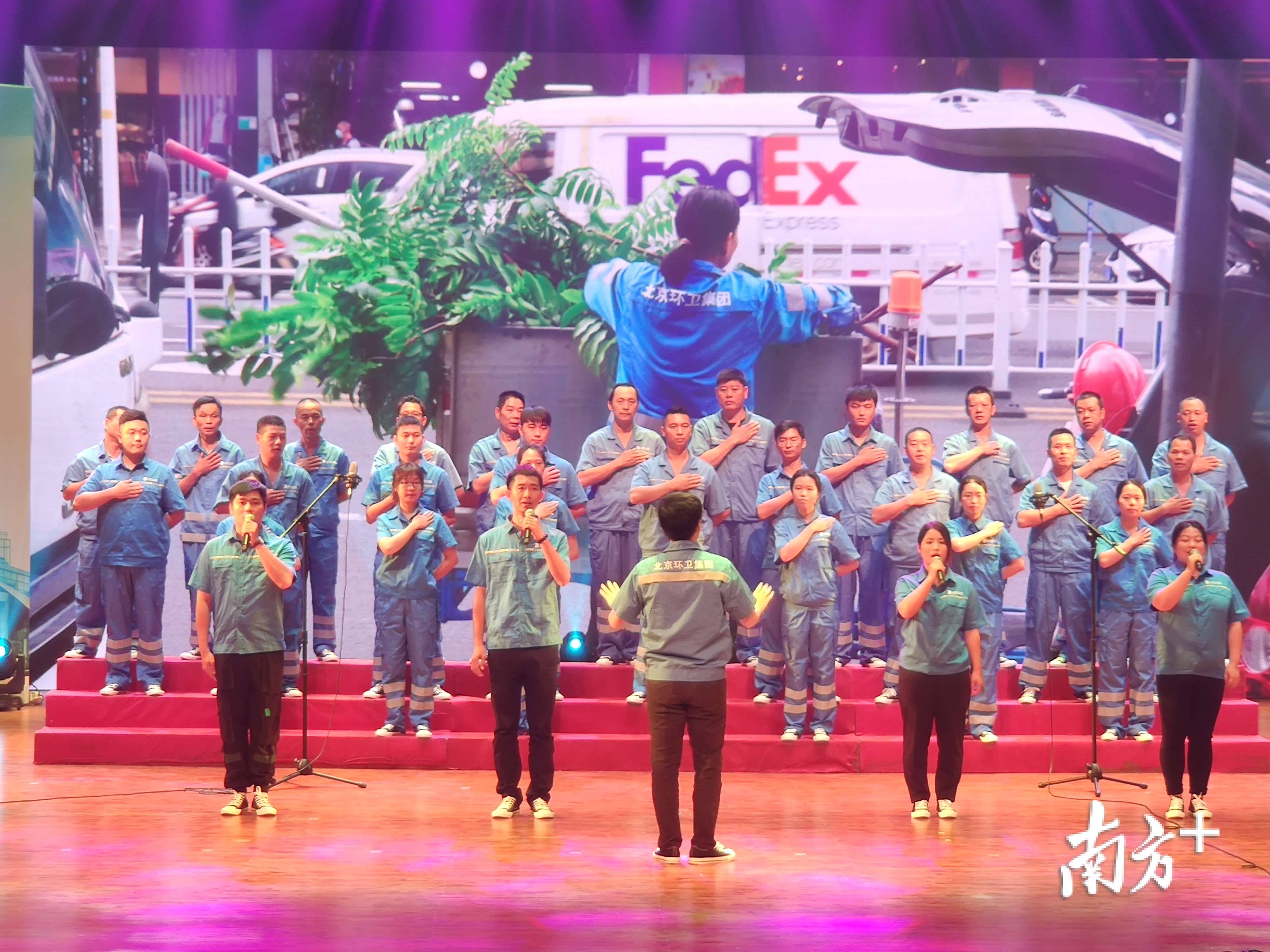  大合唱《环卫工人之歌》。周柳妤 摄