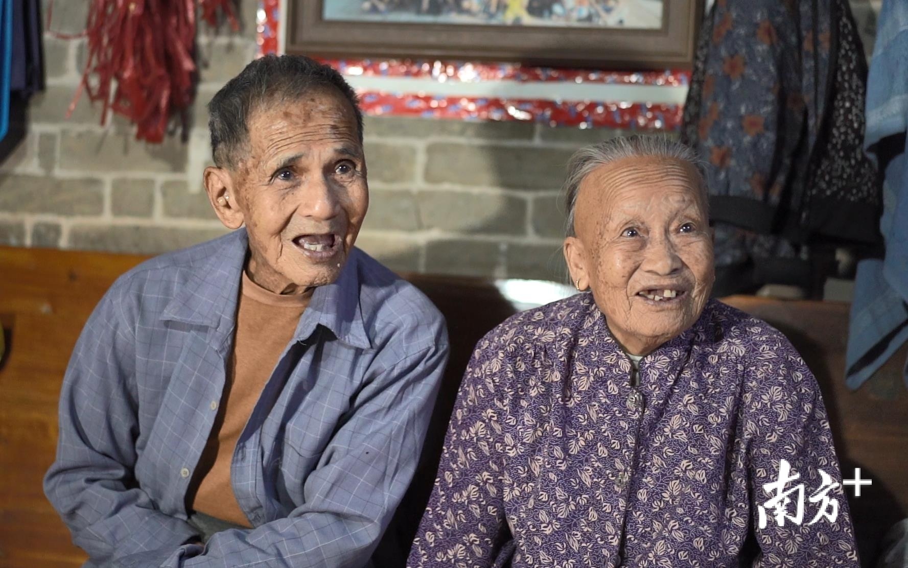 今年97岁的独树岗村村民蔡赞显和94岁的卢润玲已经结婚80年。林洛峰 摄 今年97岁的独树岗村村民蔡赞显和94岁的卢润玲已经结婚80年。林洛峰 摄