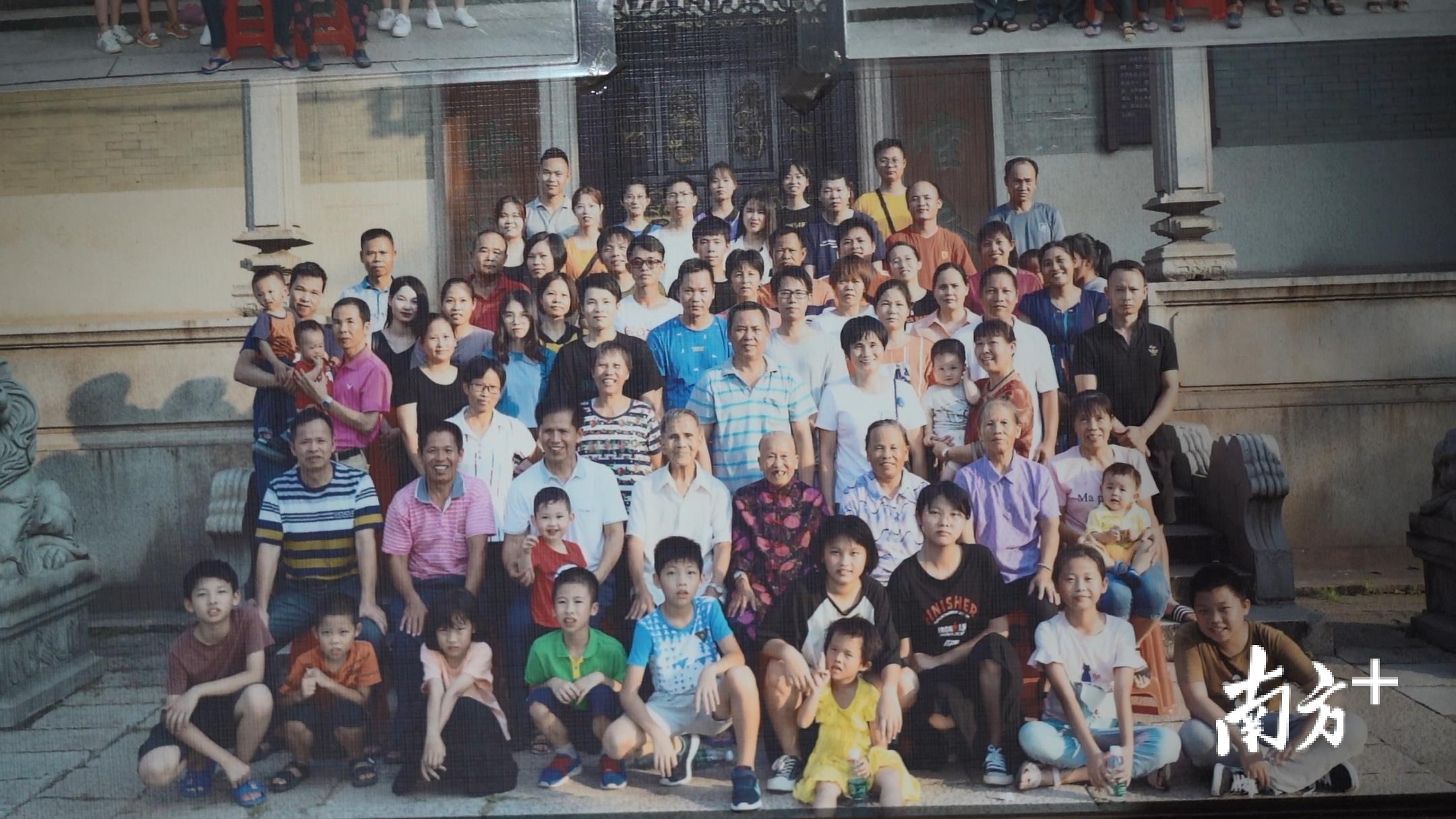 蔡赞显和卢润玲一家四代同堂。林洛峰 摄 蔡赞显和卢润玲一家四代同堂。林洛峰 摄