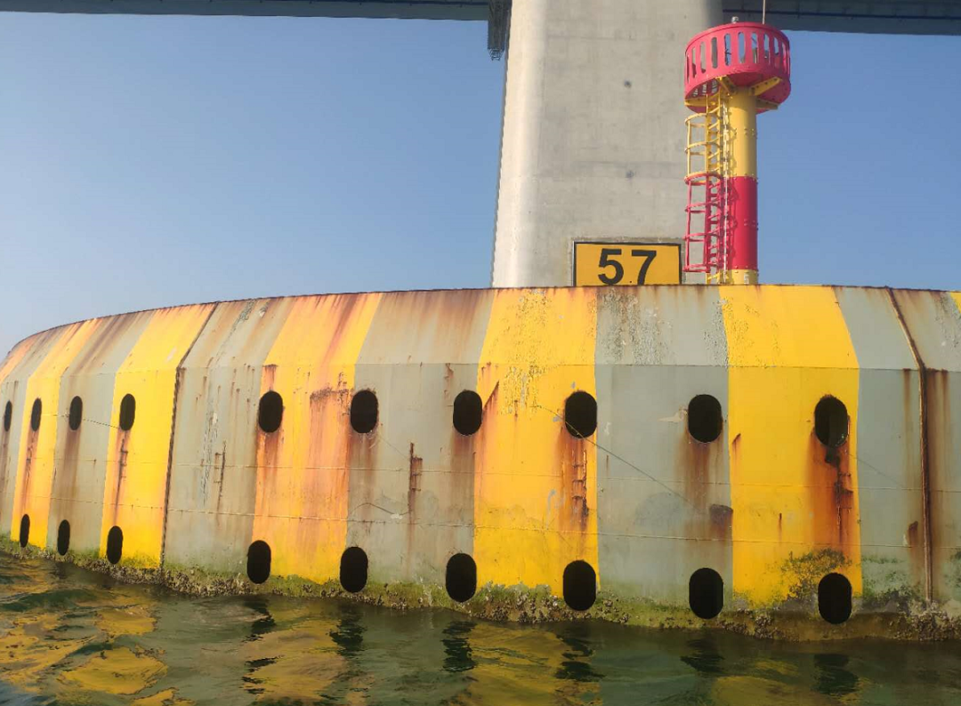 从港珠澳大桥桥墩防撞平台伸出的鱼竿 从港珠澳大桥桥墩防撞平台伸出的鱼竿