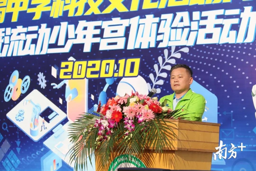 东莞市青少年活动中心党支部书记,中心主任谢洪涛讲话