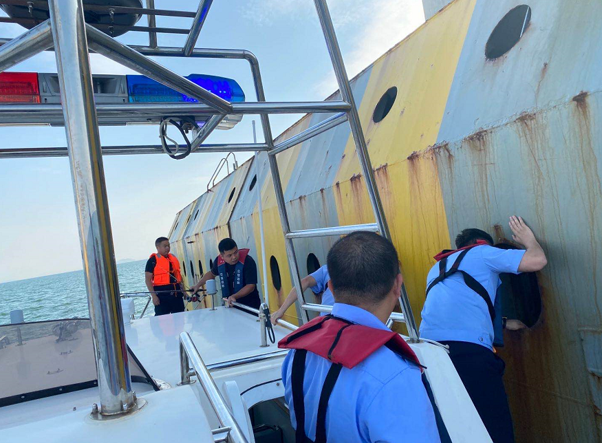 民警依法传唤桥墩海钓人员 民警依法传唤桥墩海钓人员