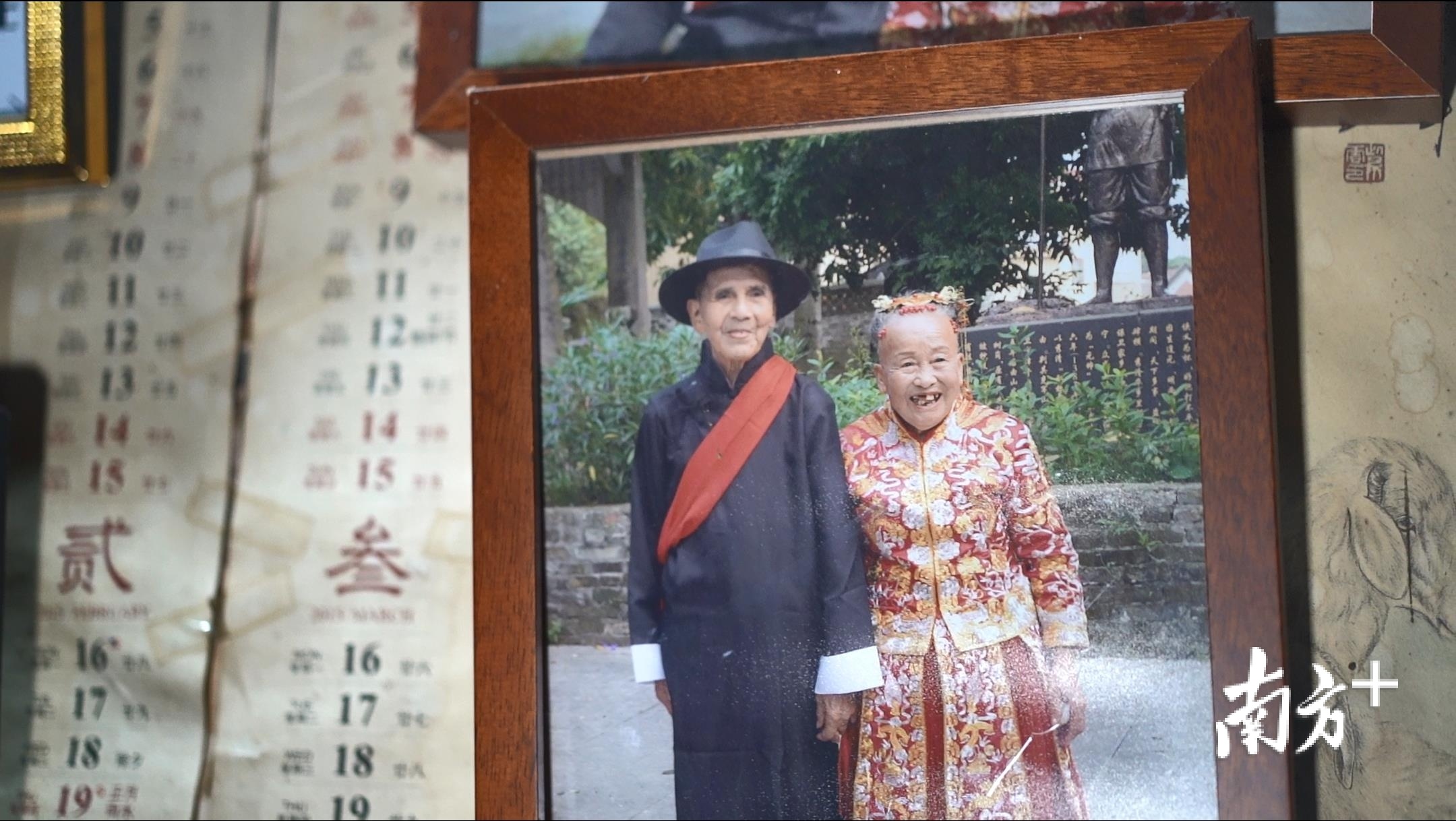 去年,蔡赞显和卢润玲穿上中式婚礼服合影。林洛峰摄。