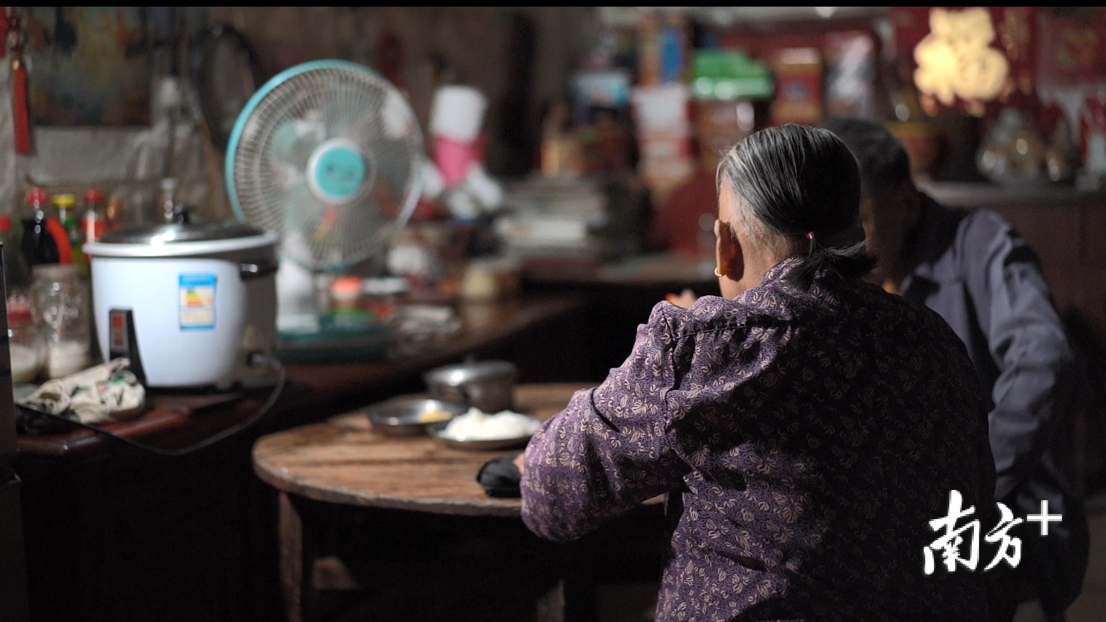 蔡赞显和卢润玲虽然年过90,但生活仍能自理。林洛峰 摄 蔡赞显和卢润玲虽然年过90,但生活仍能自理。林洛峰 摄