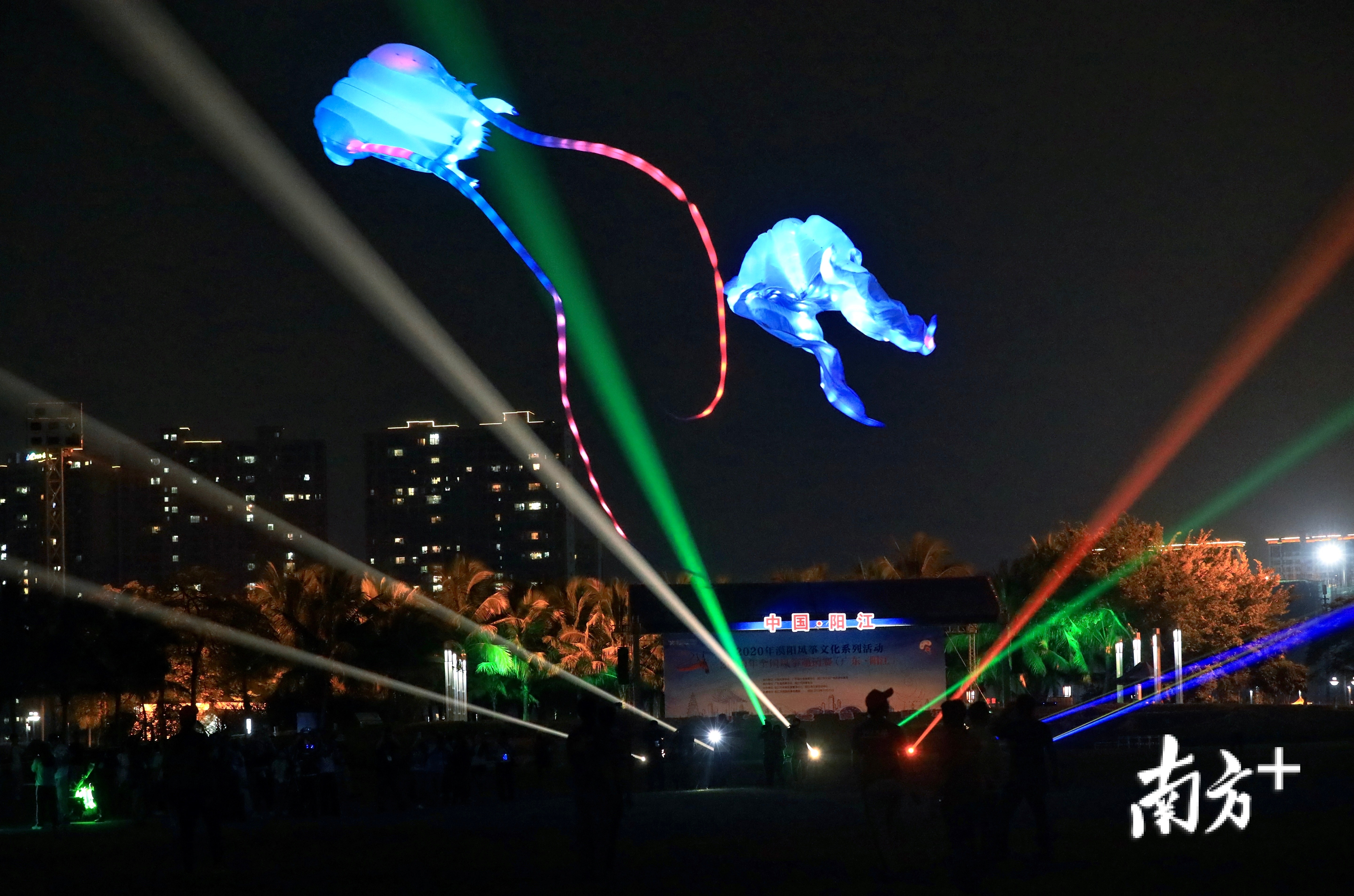 炫彩!夜光风筝闪亮阳江重阳夜空