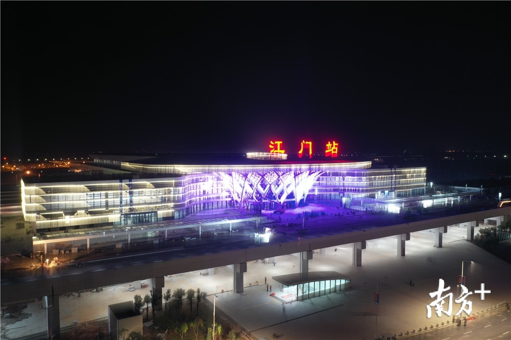 江门站亮了
