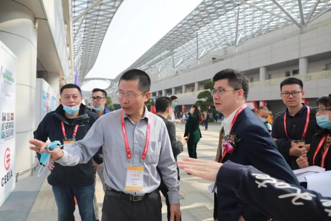 广东省教育装备中心领导对参赛选手进行鼓励和肯定