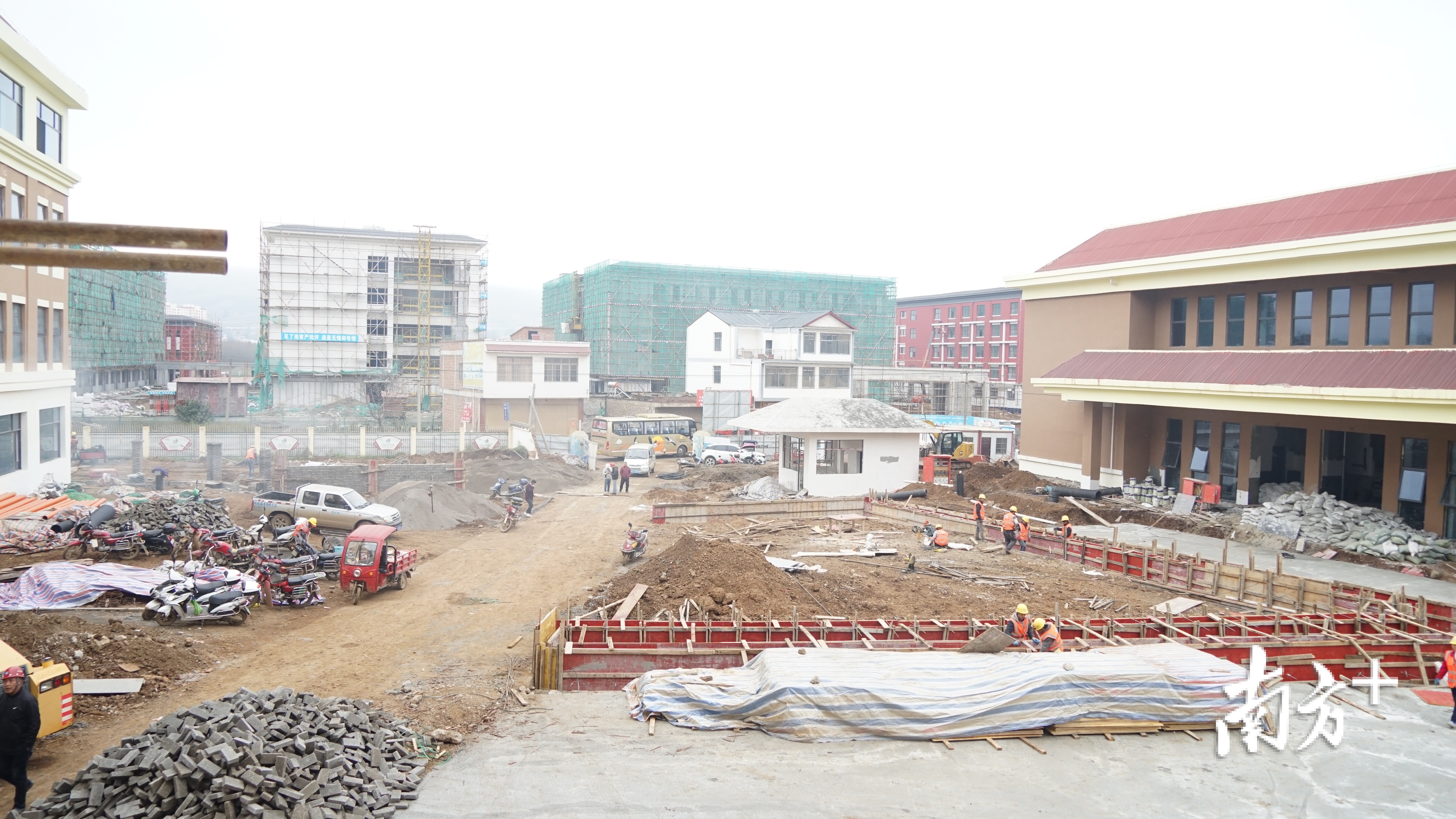 1号教学楼外,学校的其余工程仍在加紧建设中。