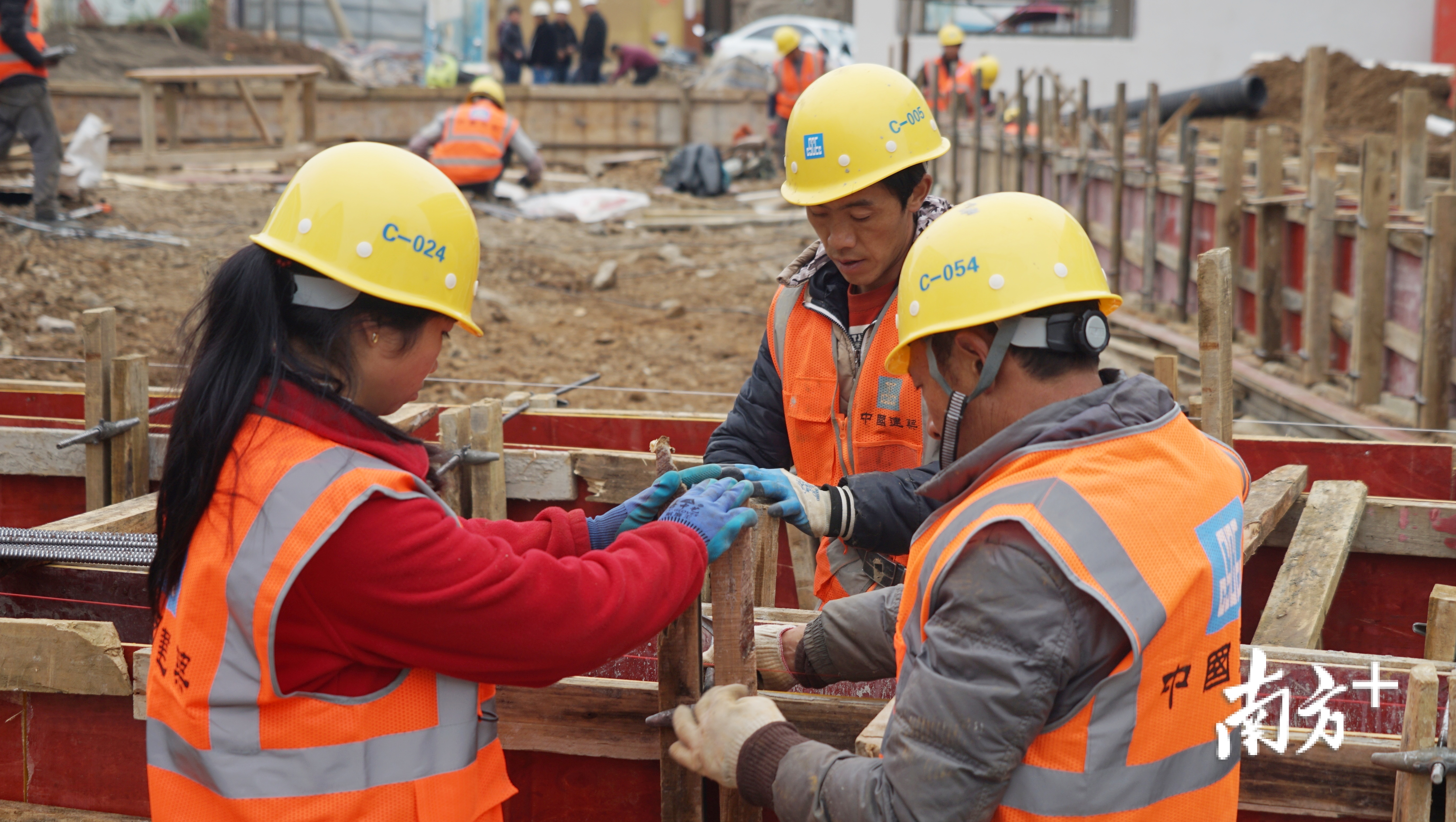 1号教学楼外,学校的其余工程仍在加紧建设中。