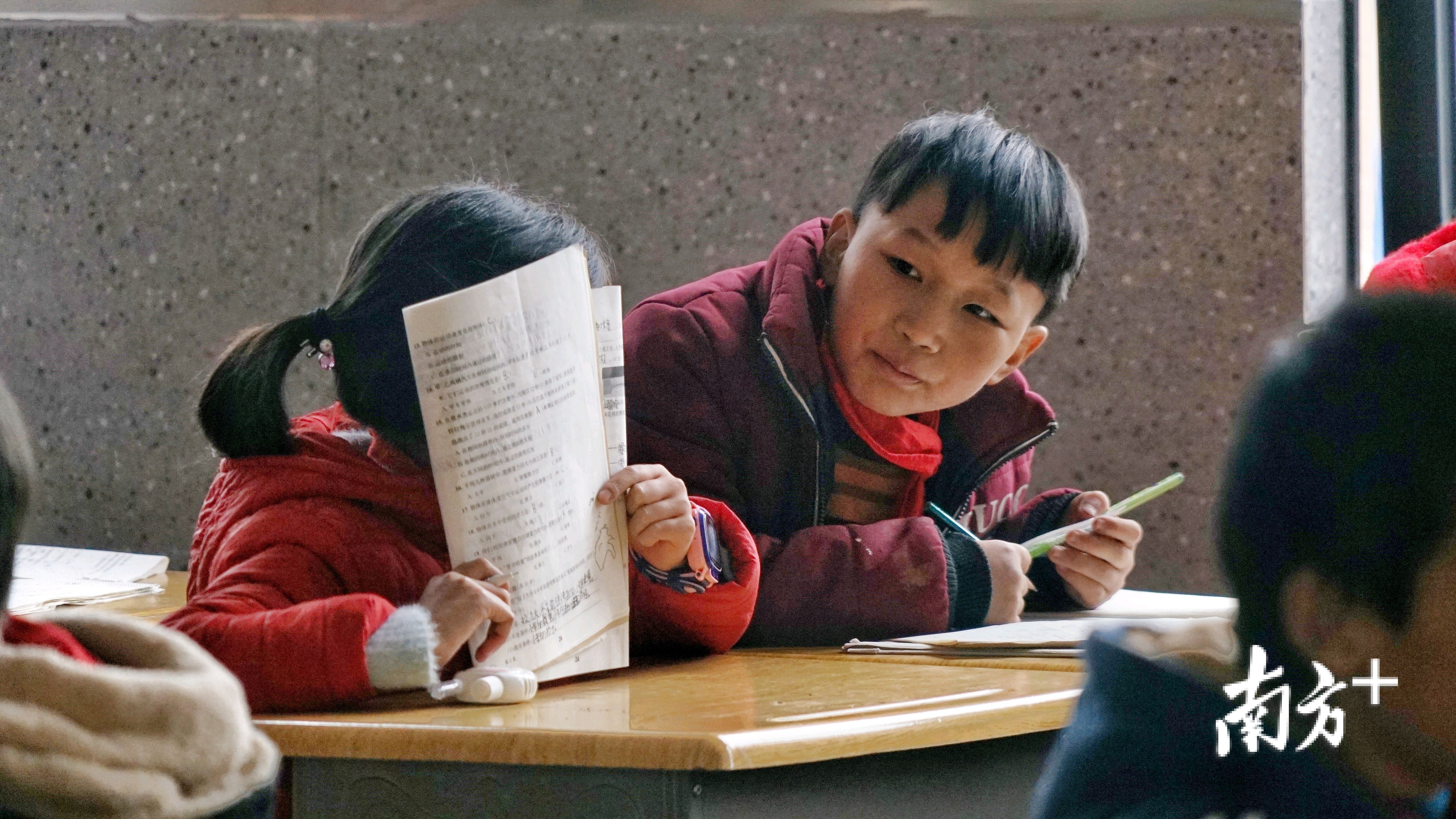 教室里,学生们在认真学习。