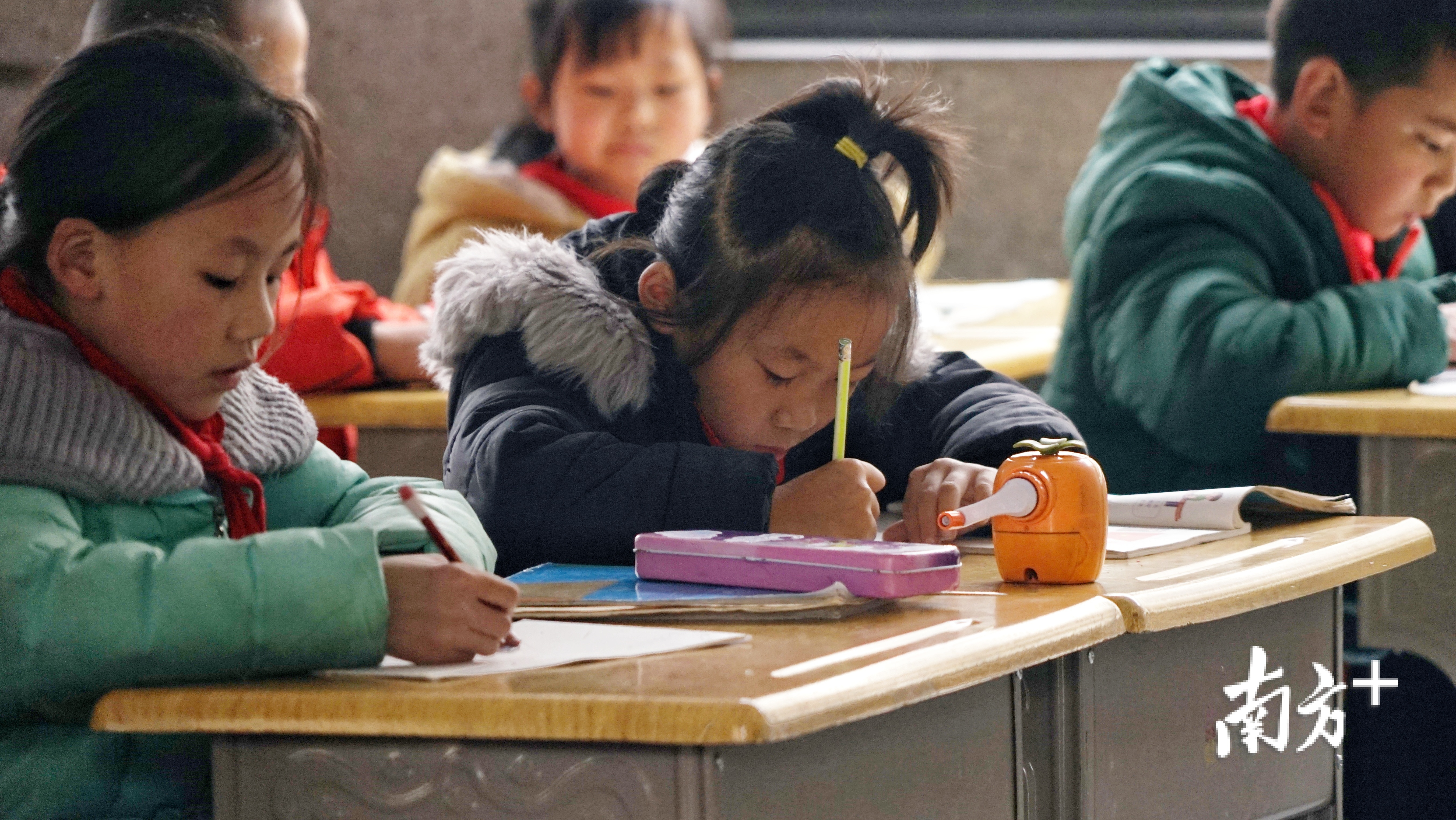 靖安新区中山博爱小学的学生在教室里伏案学习。