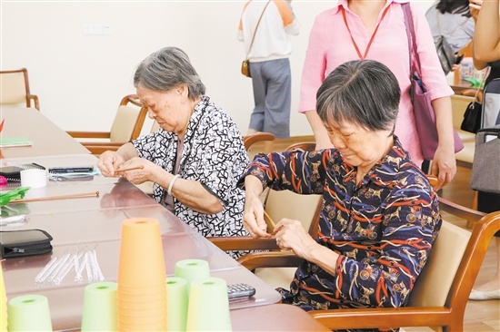 老人在做手工制作。