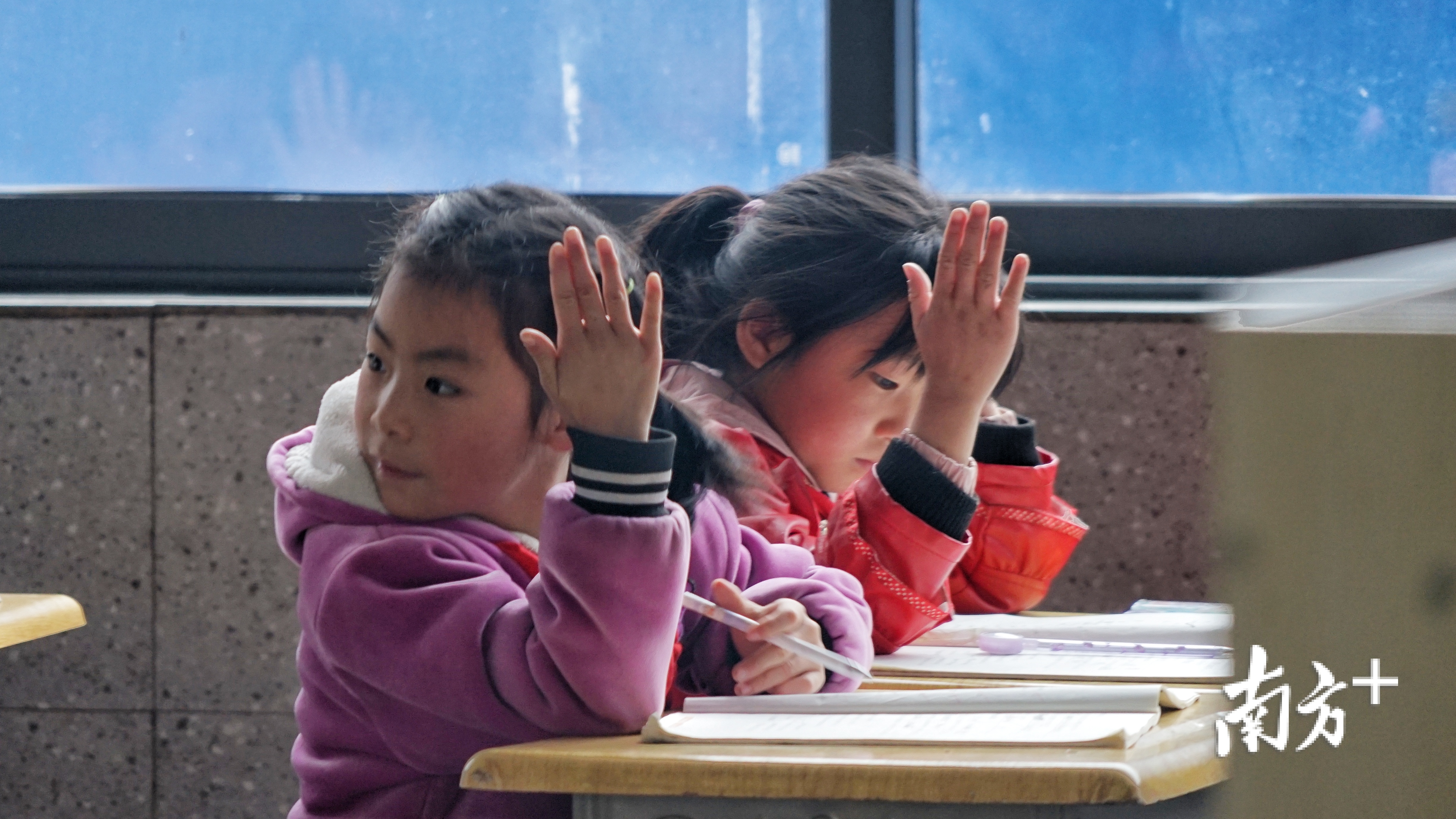 靖安新区中山博爱小学的学生在教室里认真上课。