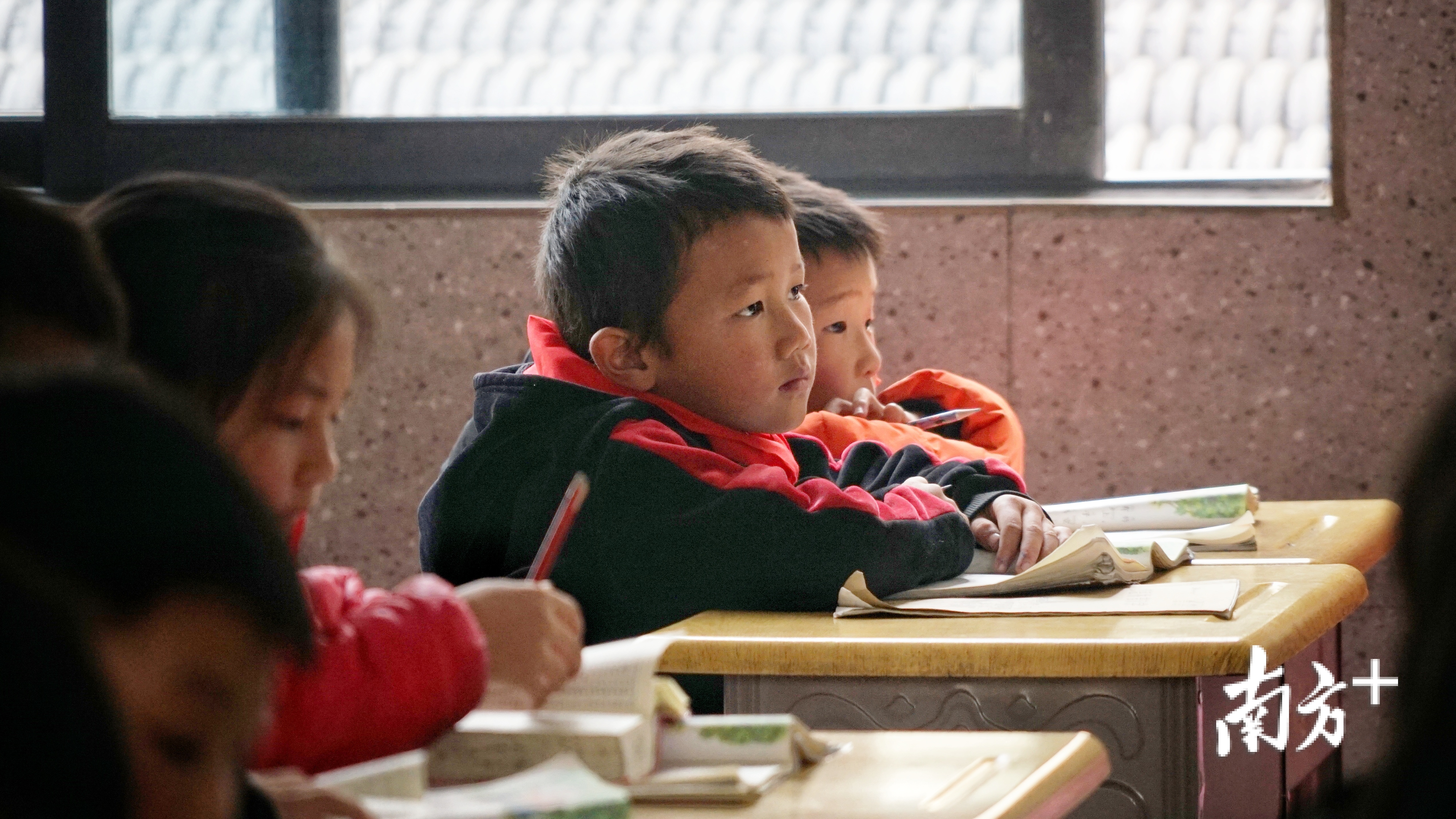 靖安新区中山博爱小学的学生在教室里认真上课。