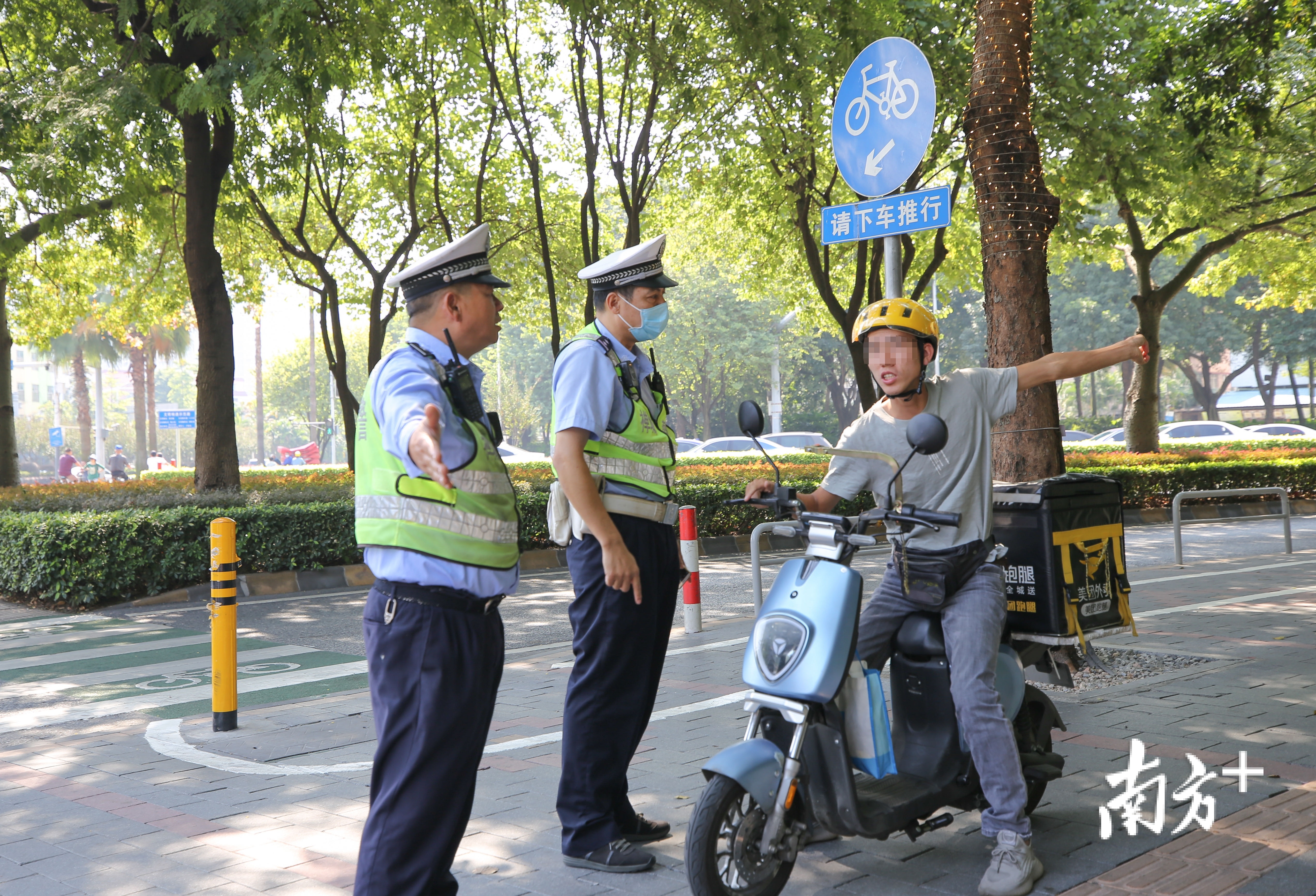 禅城交警联合新上岗的企业交通安全员，在路面开展交通安全共建共治行动。