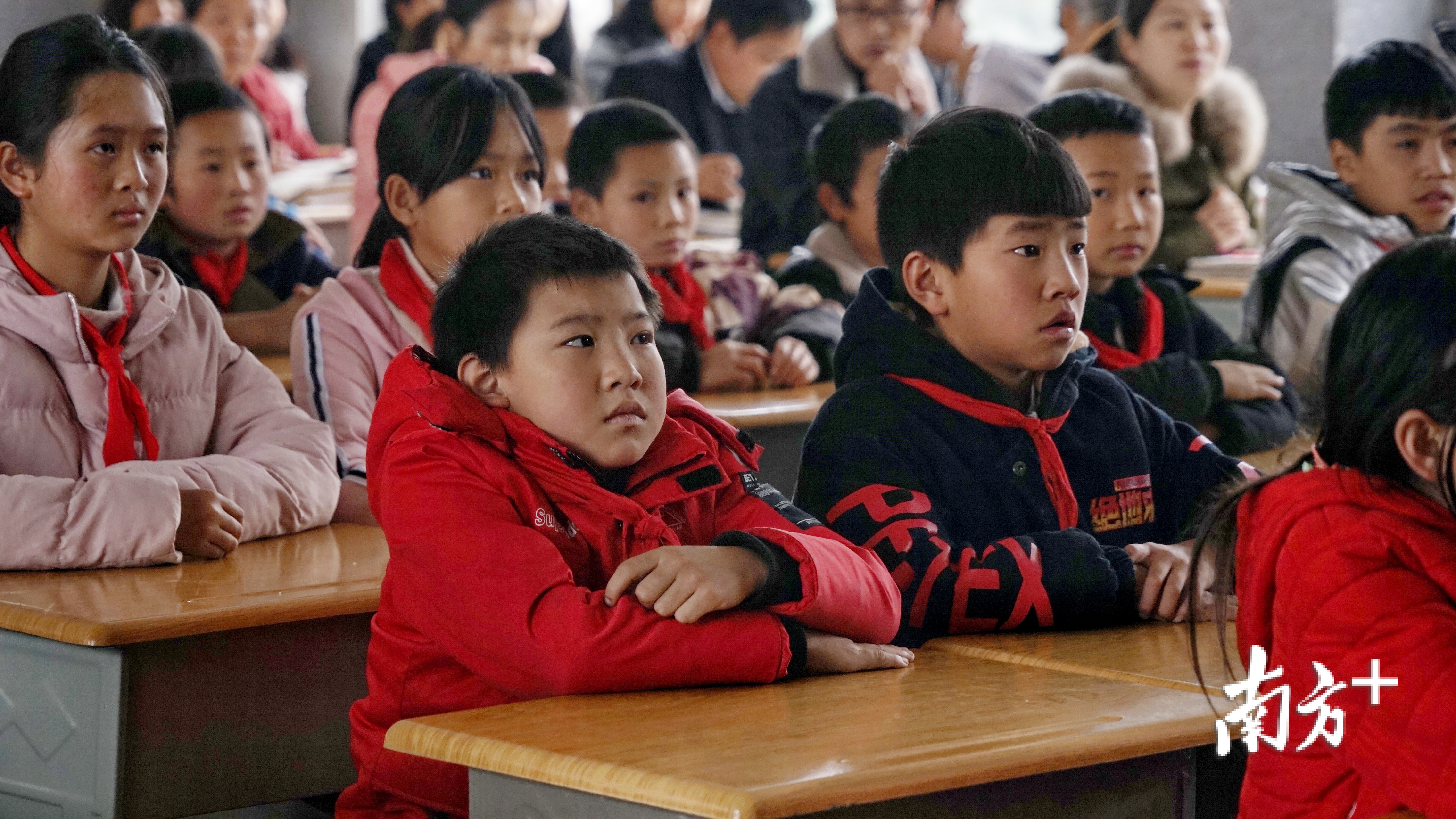 靖安新区中山博爱小学的学生在教室里认真上课。